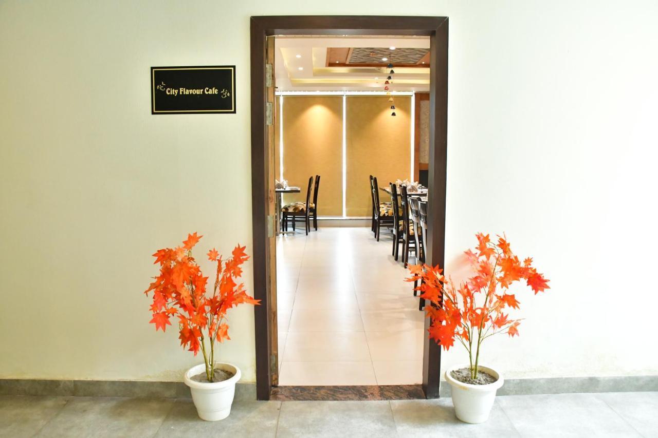 Hotel Yatharth Inn Varanasi Exterior foto