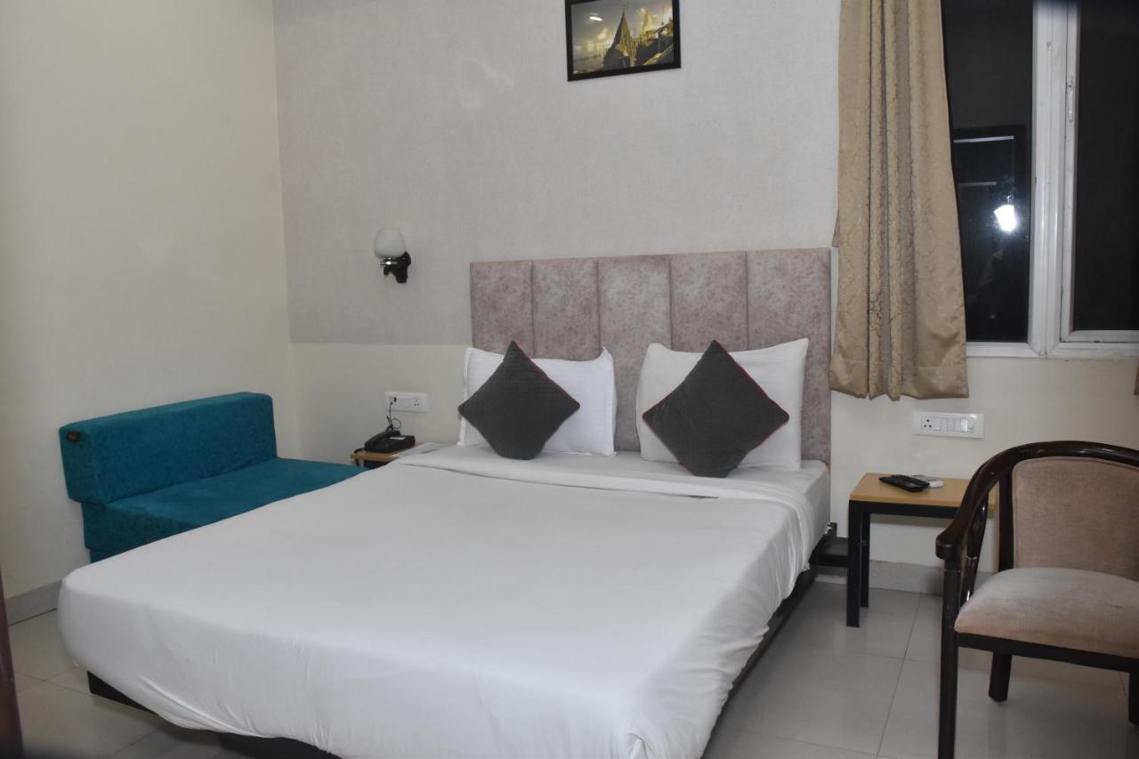 Hotel Yatharth Inn Varanasi Exterior foto
